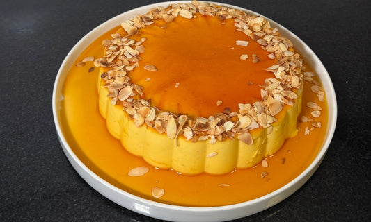 Romige flan met vers fruit en amandelen – het ultieme toetje